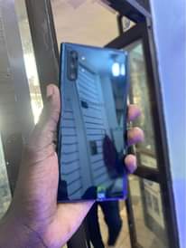 A picture of Samsung Note 10 plus 256gb 12gb ram clean no cracks