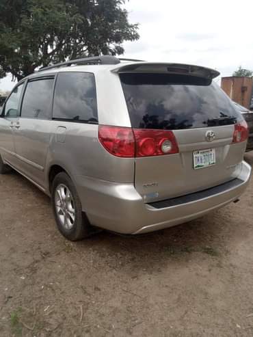 A picture of Neatly Used Toyota Sienna XLE 2006 Model With Untempered Engine