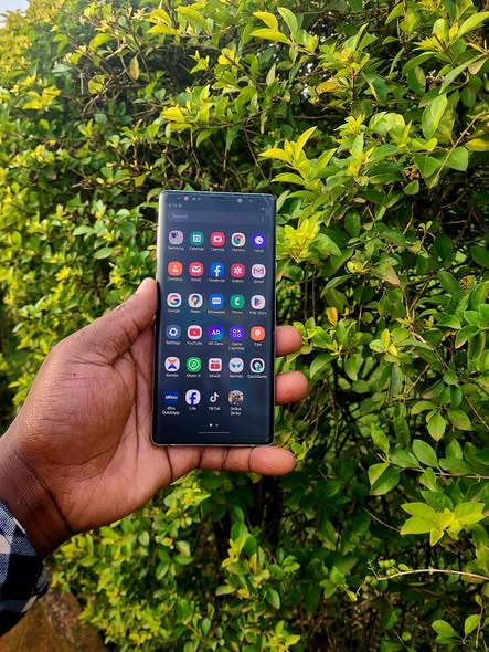 A picture of Samsung galaxy note 9 128gb 6gbram clear cameras slightly cracked