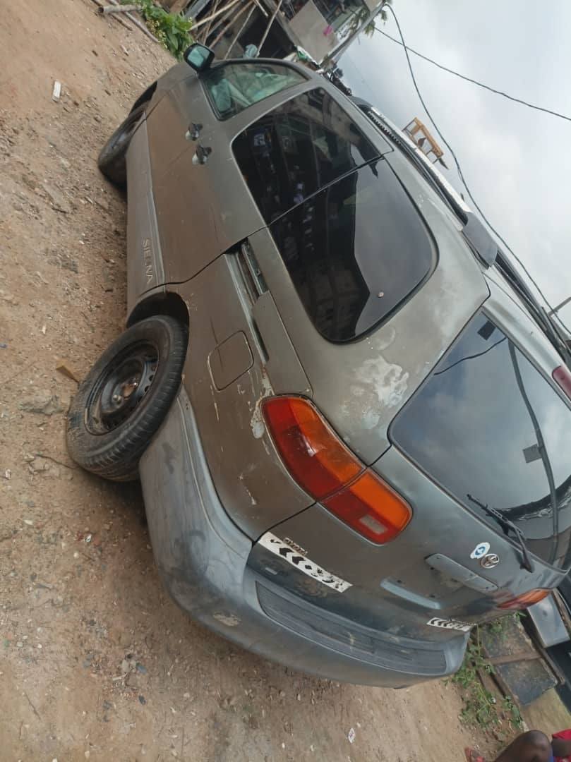 A picture of Toyota sienna 2001 model