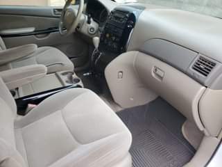 A picture of LE Toyota sienna