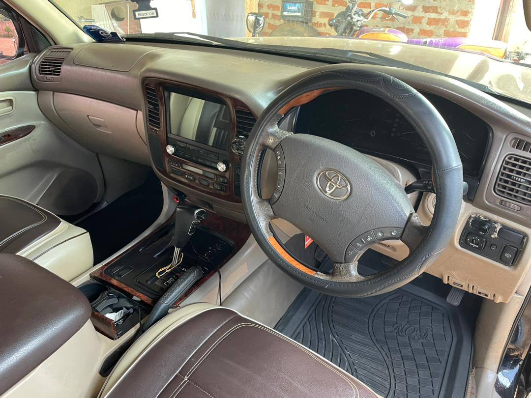 A picture of Toyota landcruiser v8 2008 petrol with sunroof glass 60millions Negotiate