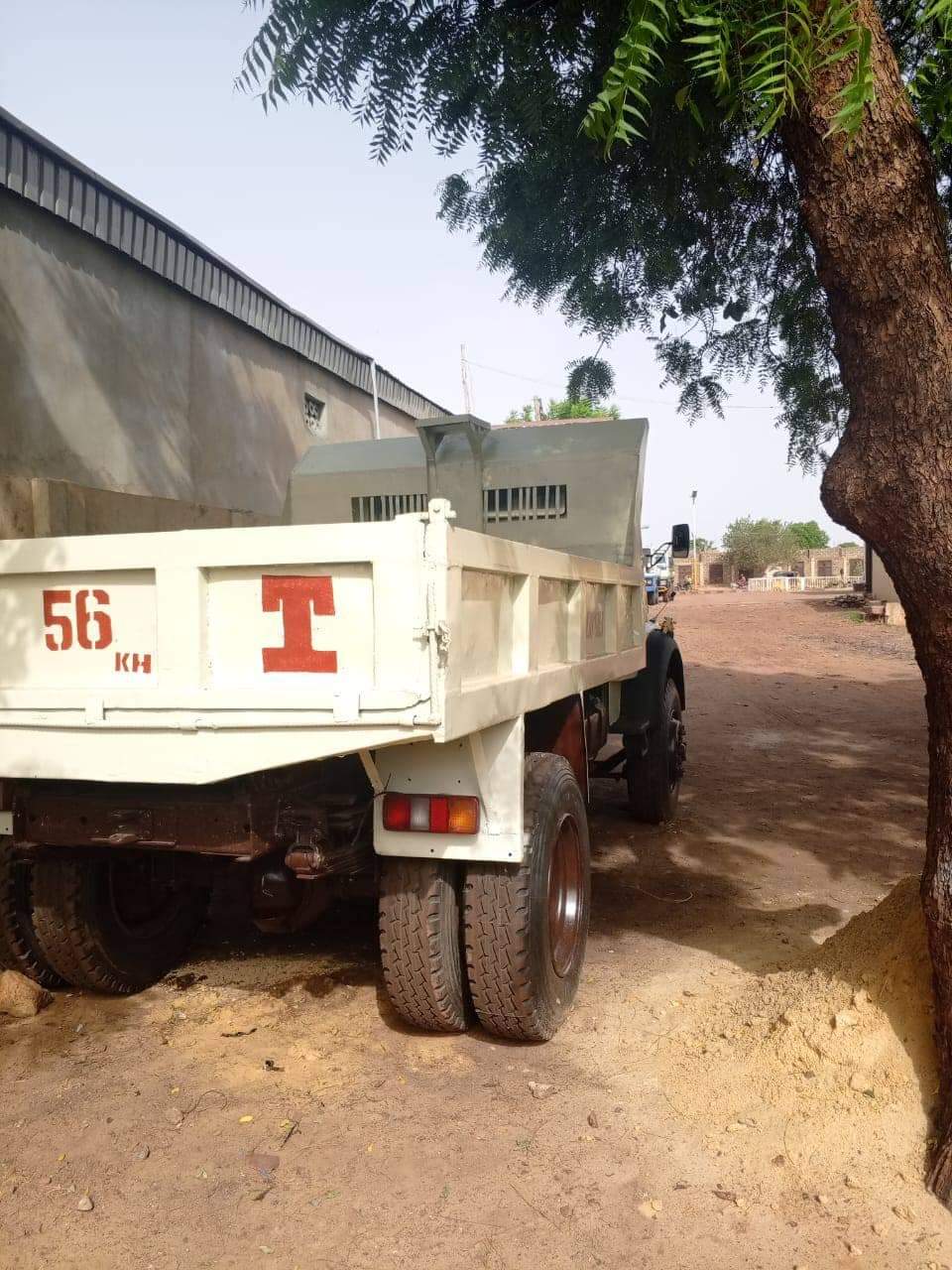 A picture of Mercedes Benz 911 tipper truck