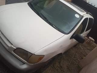 A picture of Toyota Sienna 2000 model 4 sale