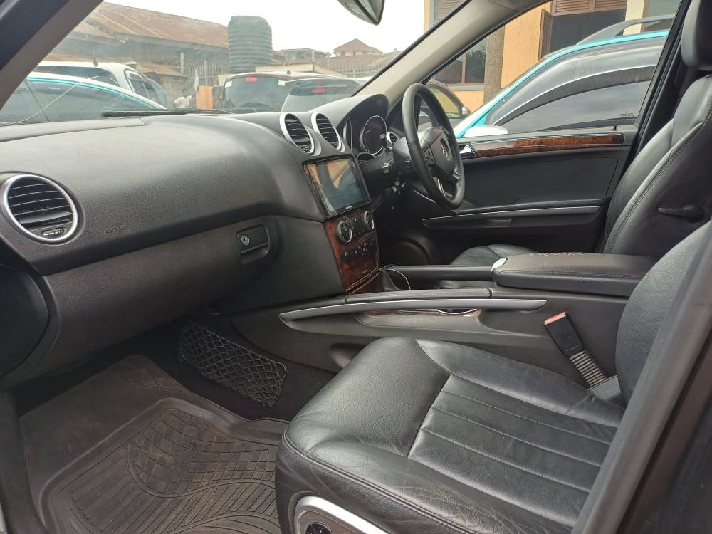 A picture of ML 350 BENZ