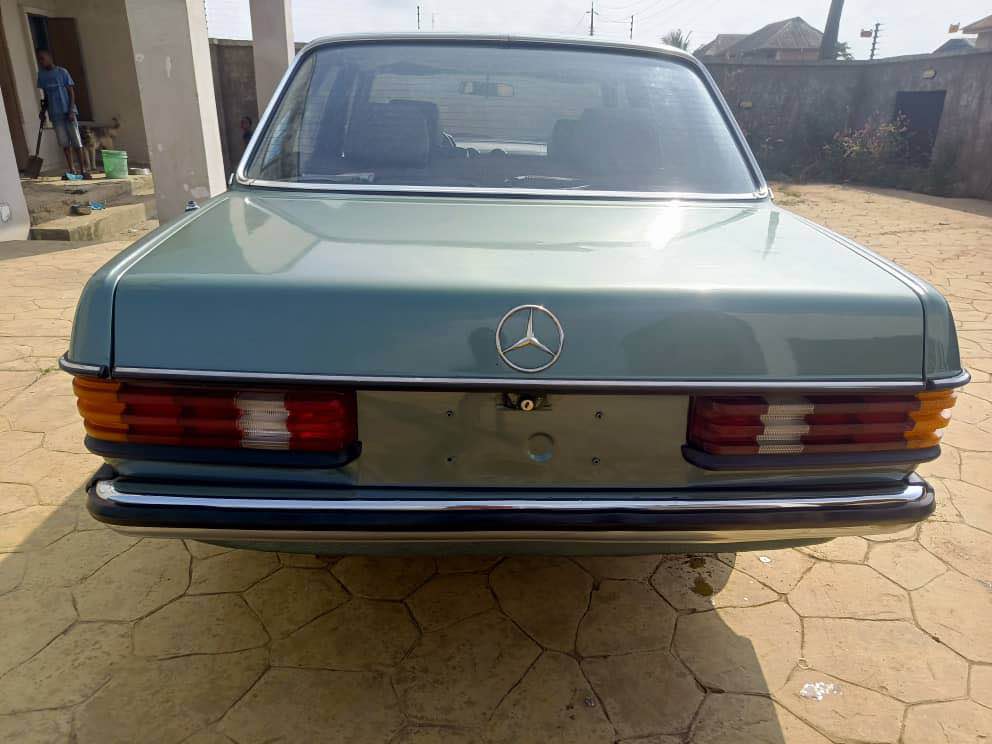 A picture of Vintage Mercedes Benz 200 W123