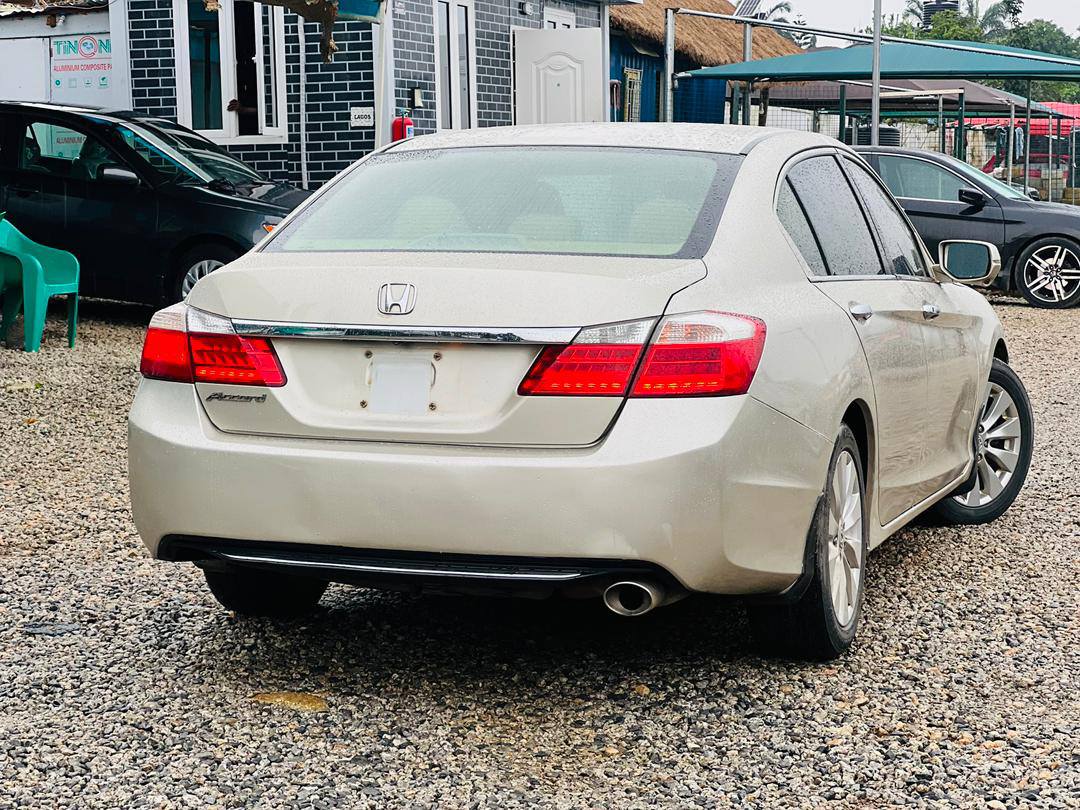 A picture of 2013 honda accord v4