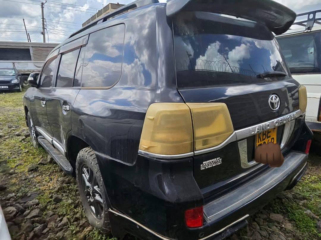A picture of landcruiser prado V8