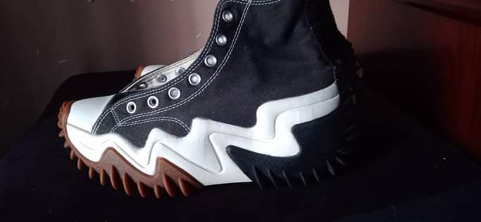 A picture of Converse black