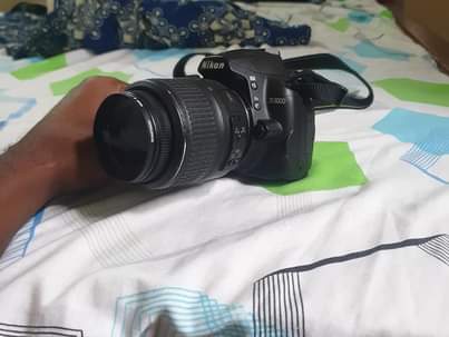 A picture of Nikon D3000 lens 18 55mm and speed light