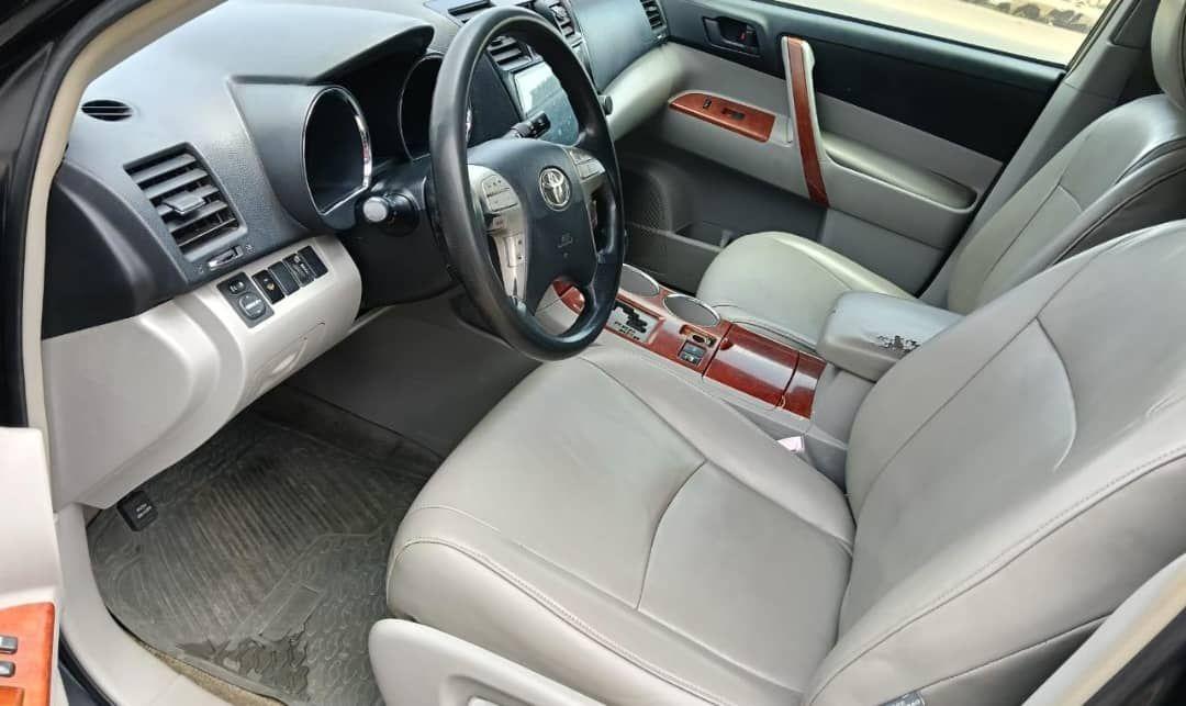 A picture of Distress sale Toyota highlander 092013 2022 on custom Painted Engine