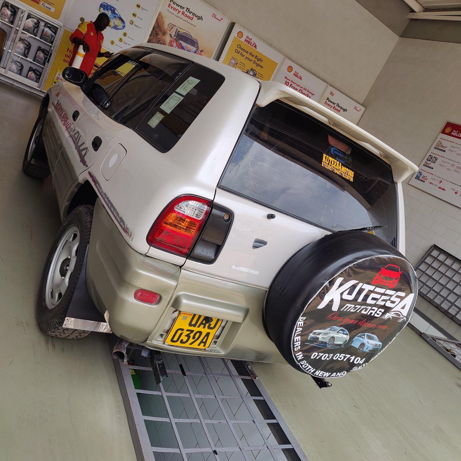 A picture of 2000 Toyota rv4