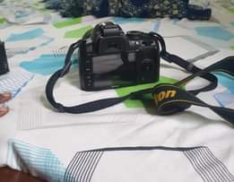 A picture of Nikon D3000 lens 18 55mm and speed light