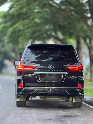 A picture of Standard supersport Lx570 2016