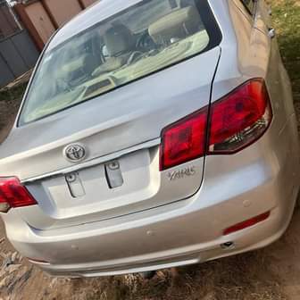 A picture of Toyota Yaris 2014 model with small engine v4