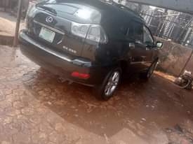 A picture of Lexus Rx400h in a perfect condition going for 3 5m