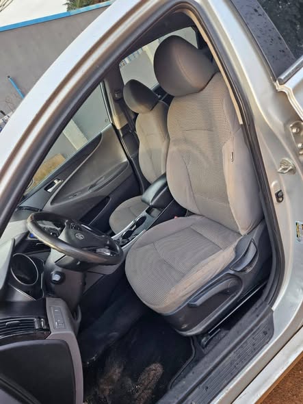 A picture of Belgium standard hyundia Sonata 2012 model for sale Engine and