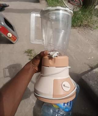 A picture of Feni ya ukutani na kuna brenda.
