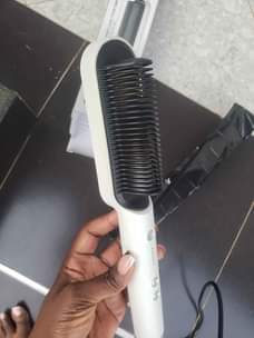 A picture of Hair straightener comb