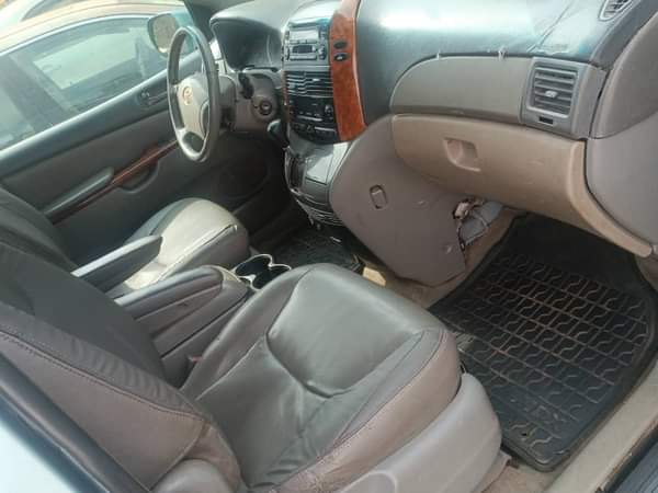 A picture of Toyota SIENNA 2005 Model Engine Gear AC Needs Gas Clean
