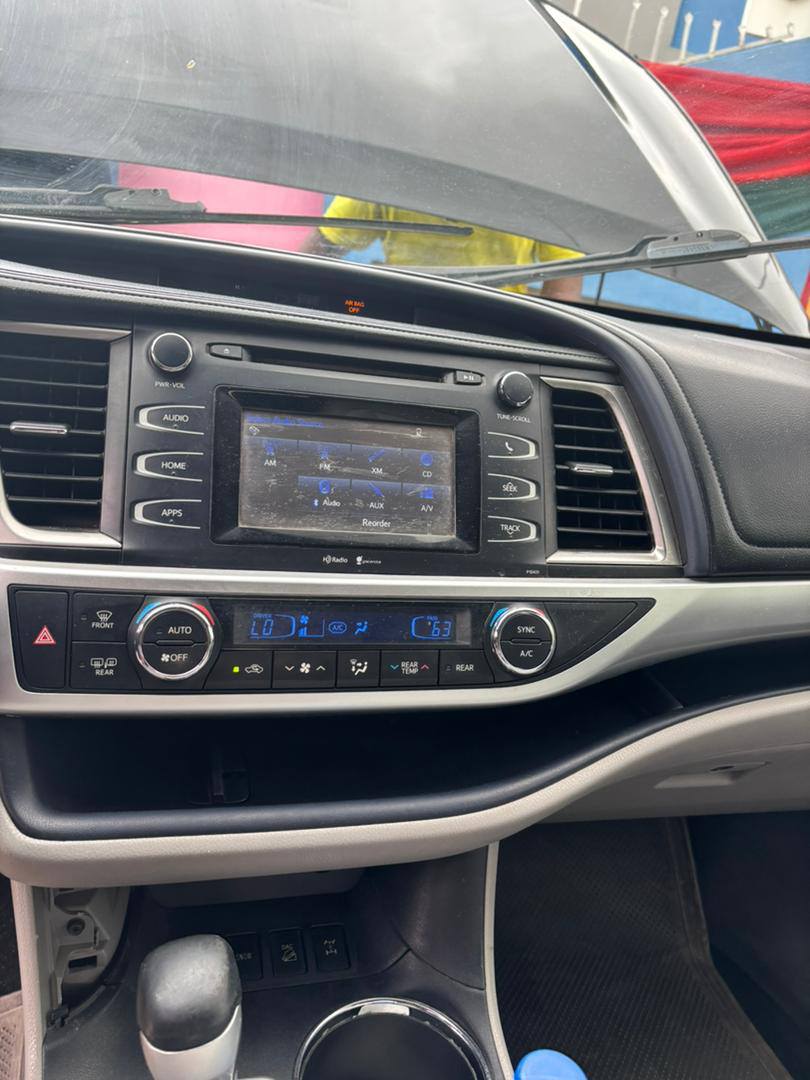 A picture of 2015 Toyota Highlander ToKs standard