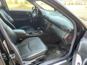 A picture of 4 cylinder Mercedes Benz c180 2006 model with duty Ac