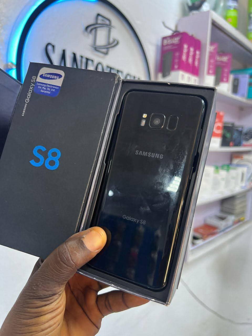A picture of VERY CLEAN SAMSUNG GALAXY S8 S8 
