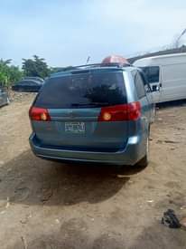 A picture of Toyota Sienna 08