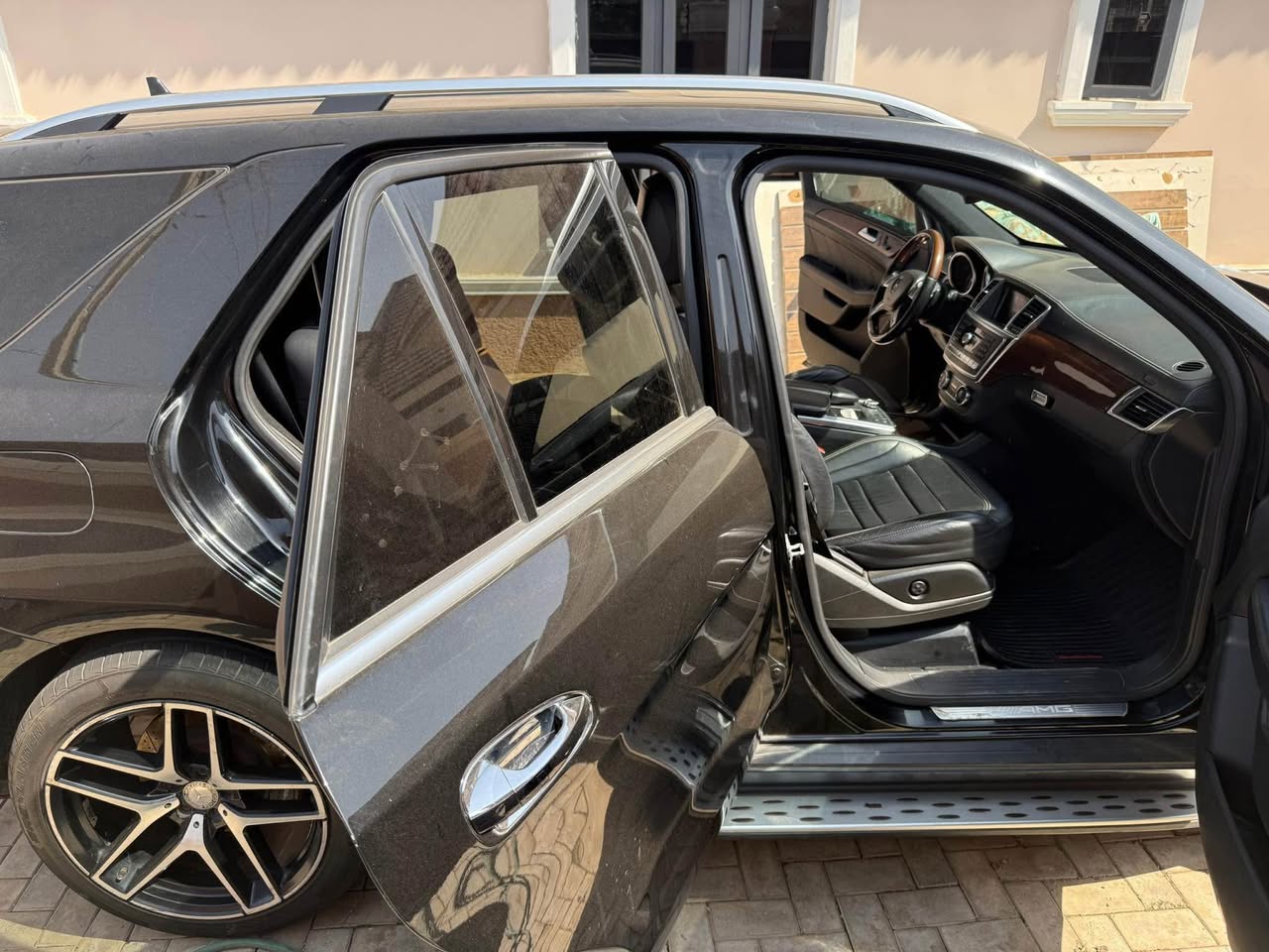 A picture of Super Clean Mercedes Benz ML63 AMG
