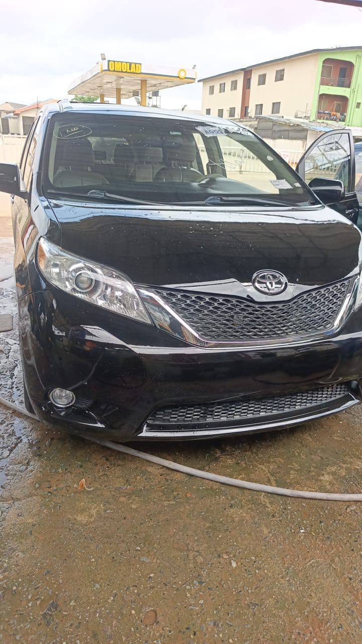A picture of Toyota sienna