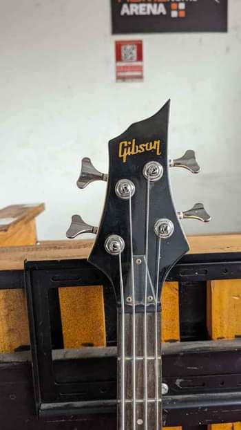 A picture of GIBSON BASS GUITAR NYUZI NNE