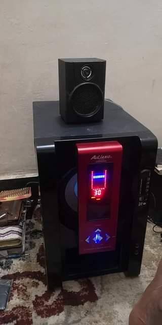 A picture of Nauza sabufa kubwa kuliko ndoo kubwa muziki mnene utamkera jirani