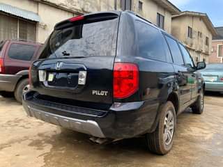 A picture of 2004 HONDA PILOT