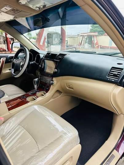 A picture of Toyota Highlander Limited 2012 Few months used