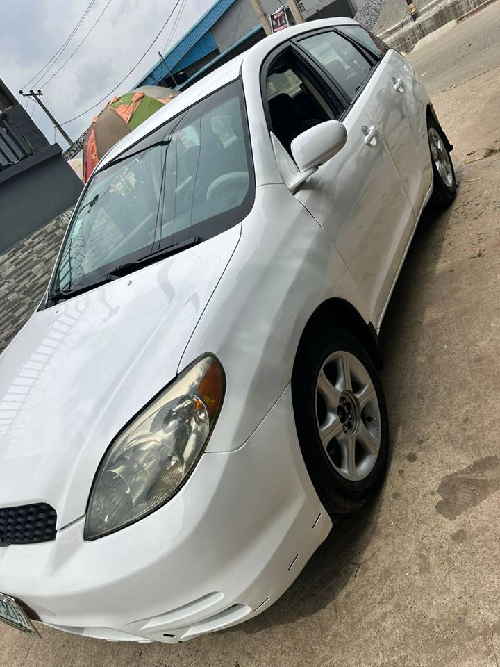 A picture of Toyota matrix 2004