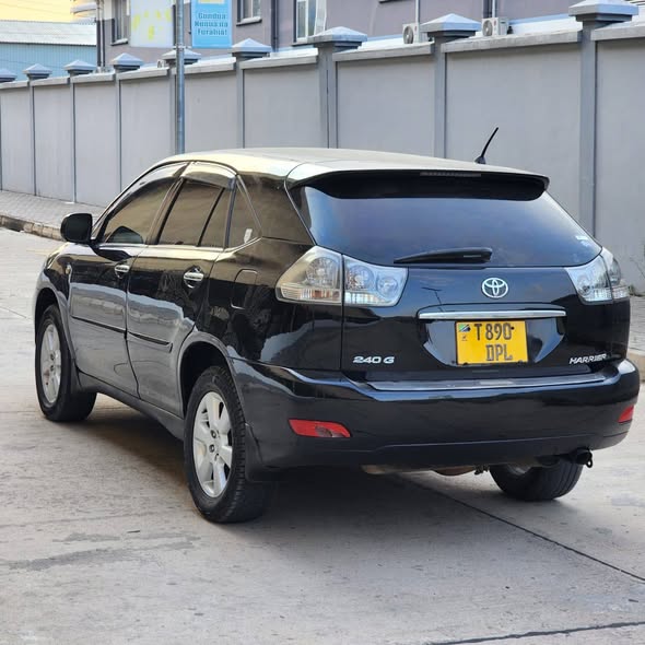 A picture of TOYOTA HURRIER 0767058883