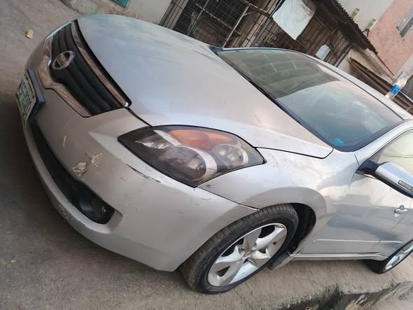 A picture of use Nissan Altima 2007 V6 in a good condition everything