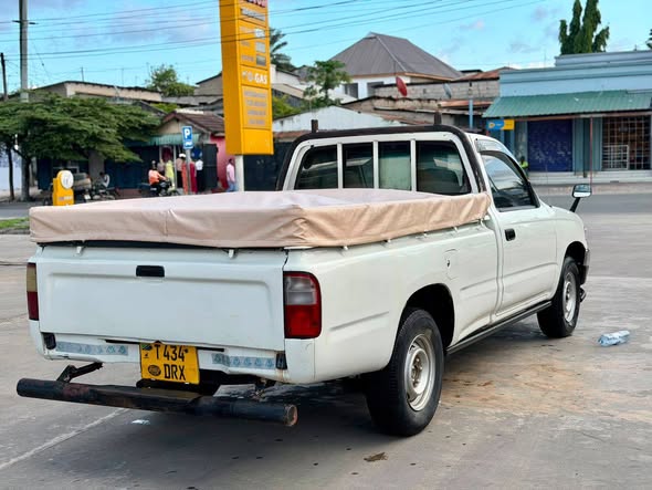A picture of TOYOTA HILUX 0787383336