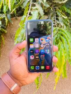 A picture of iPhone 11pro Max 256gb DM Face ttBh 96 Price 950k