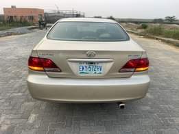A picture of This is sparkling clean lexus es330 2005 model toks standard