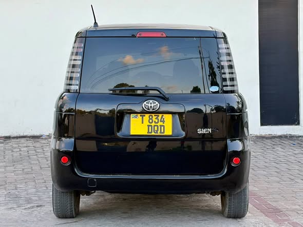 A picture of Toyota Sienta 0712188493