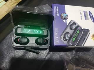 A picture of Samsang earbud with powerbank feature 0702635286