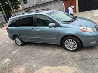 A picture of Toyota Sienna 2009