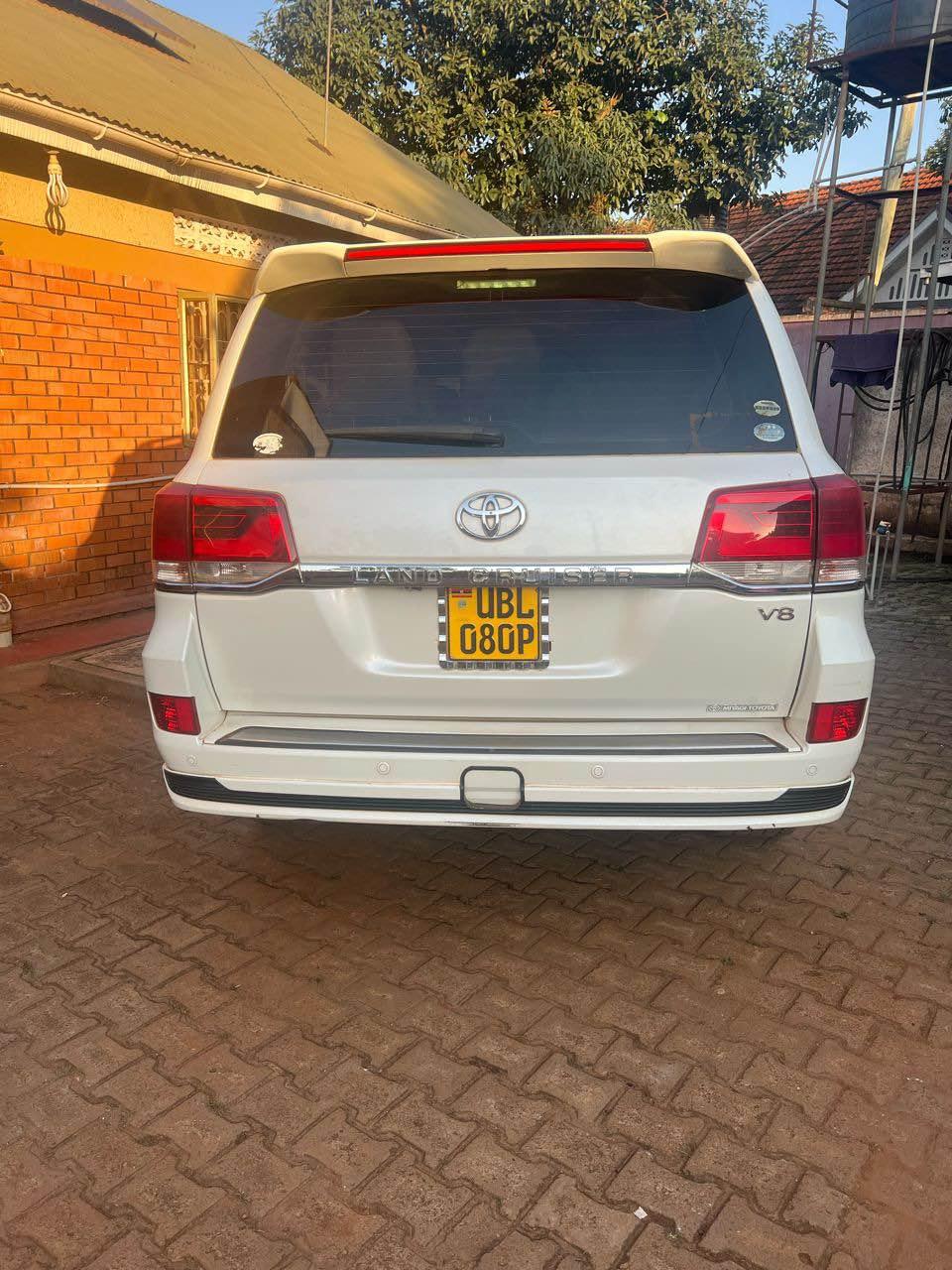A picture of LAND CRUISER ZX V8 with 2016 facelift AT 130m