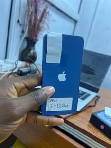 A picture of iPhone 13 128gb