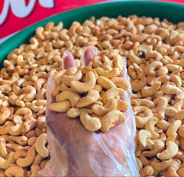 A picture of CASHEW NUTS