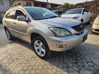 A picture of LEXUS RX330