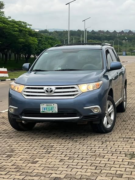 A picture of Toyota highlander 2012