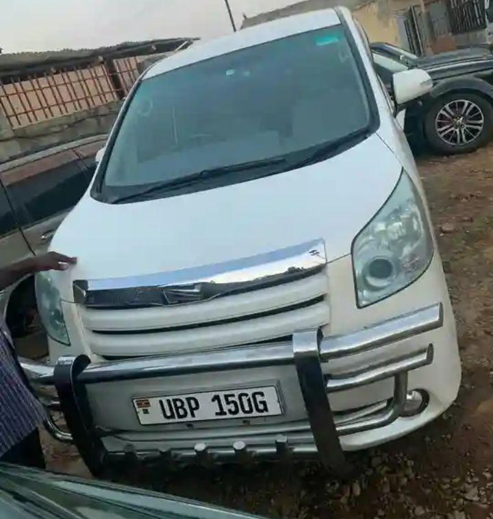 A picture of 2009 2009 model toyota noah