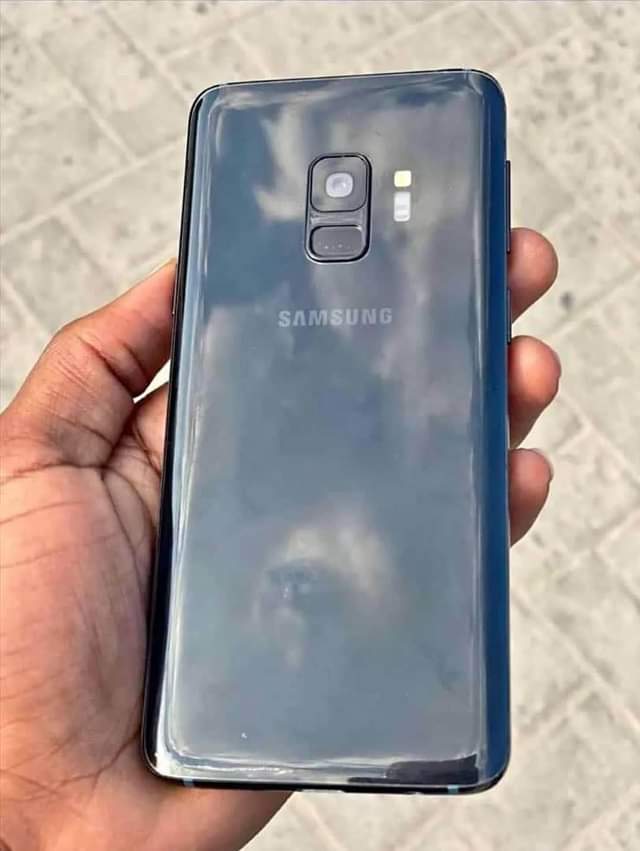 A picture of Samsung Galaxy s9 GB 64 6 Android 12 clean haina